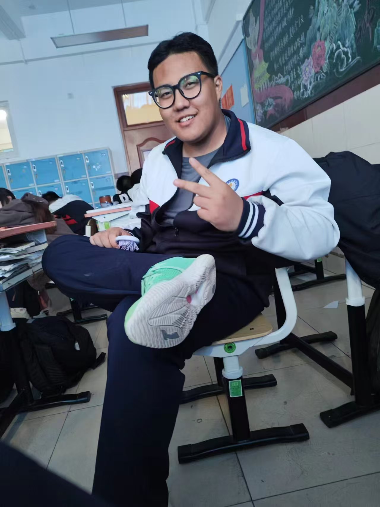 Pikachu 围着围巾、手拿 BOSS 罐装饮料的插画